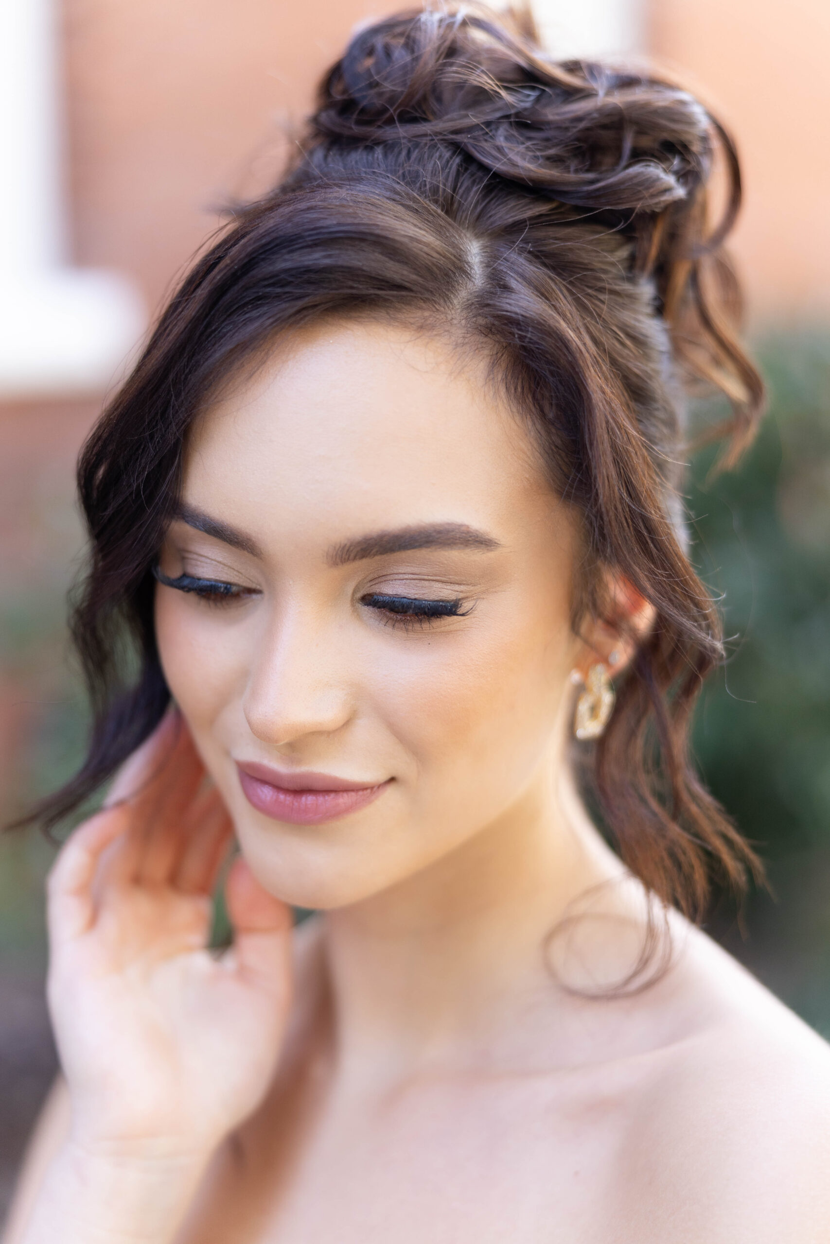 Orlando wedding hair and makeup | Makeup Artist Orlando Beauty Brigade | Bride with soft glam makeup and effortless styled bun